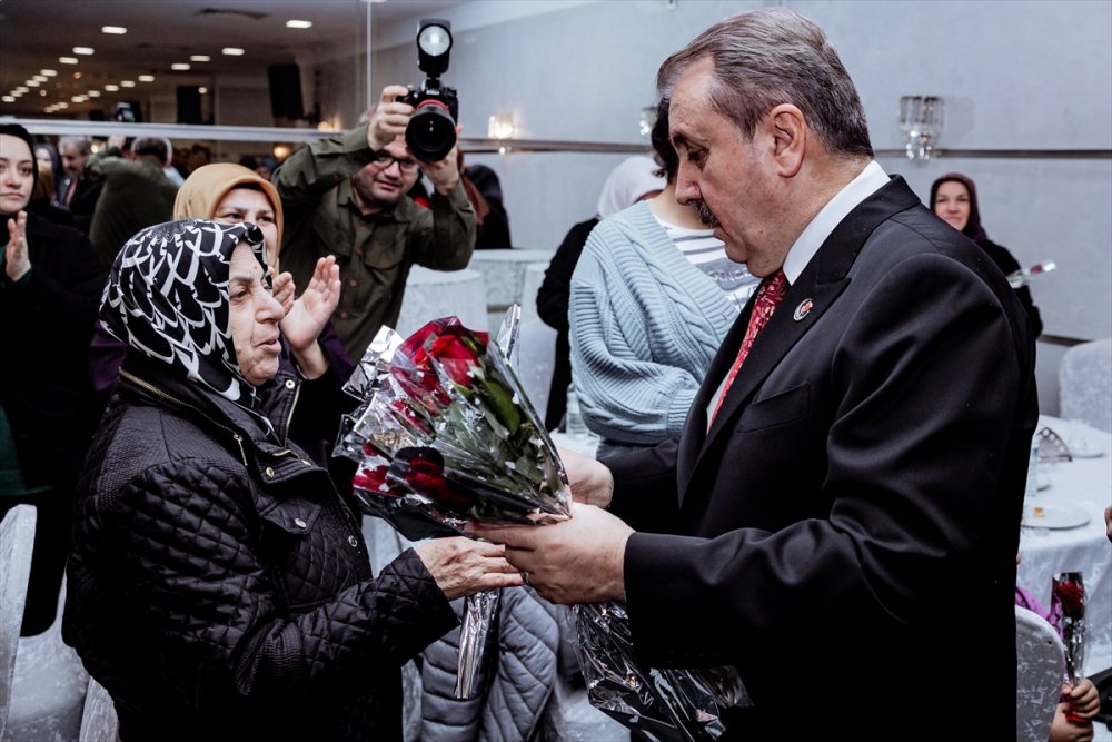 Mustafa Destici "Öpülecek bir el arıyorsan, şehit annelerinin ellerini öp."