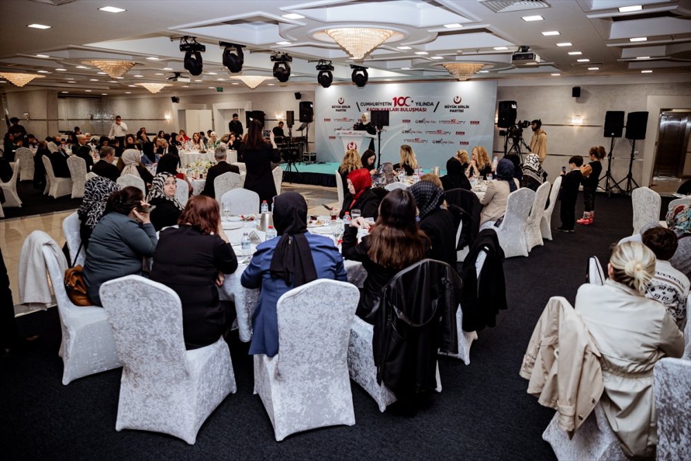 Mustafa Destici "Öpülecek bir el arıyorsan, şehit annelerinin ellerini öp."