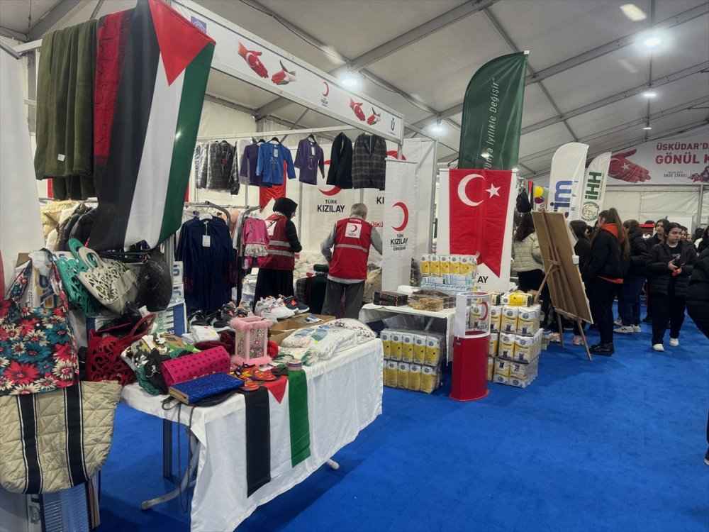 Üsküdar'da Gazze için kurulan "Gönül Köprüsü" kermesi devam ediyor