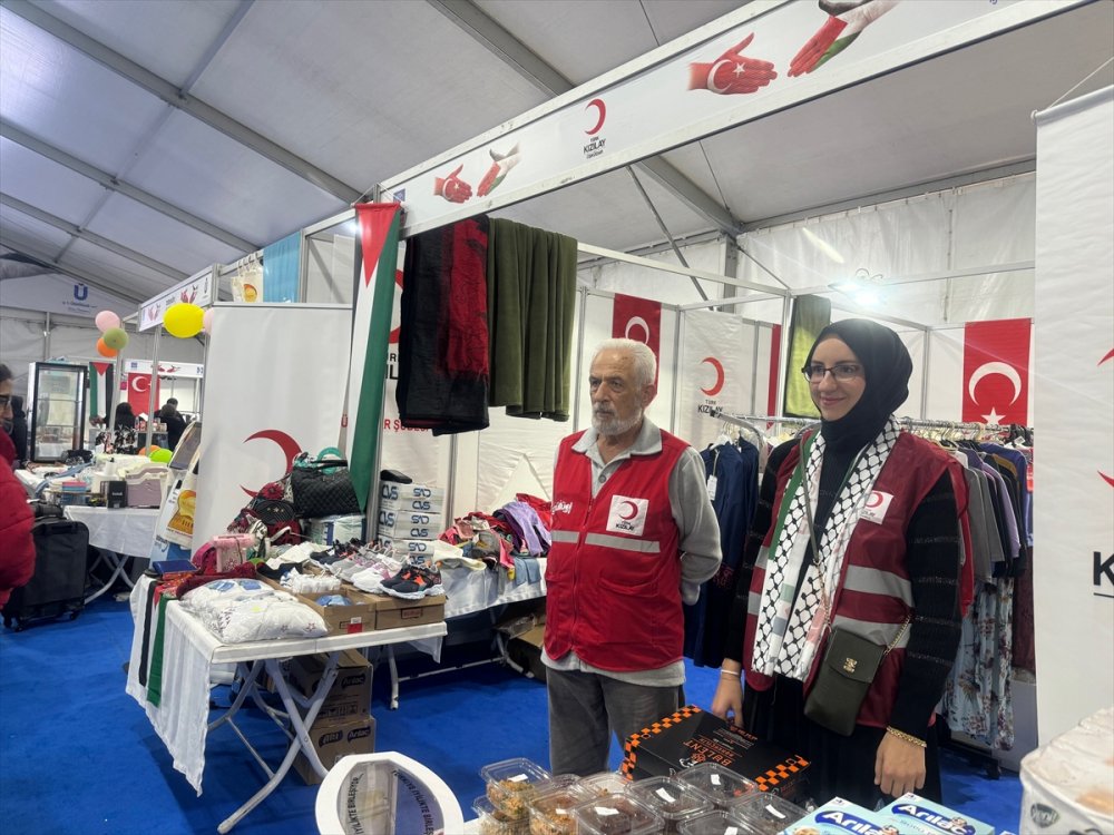 Üsküdar'da Gazze için kurulan "Gönül Köprüsü" kermesi devam ediyor