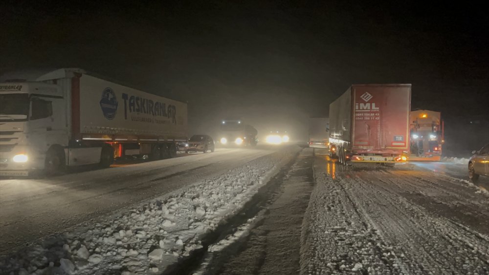 Kars ile Ağrı'da kar ve tipi araçlara zorluk çıkardı.