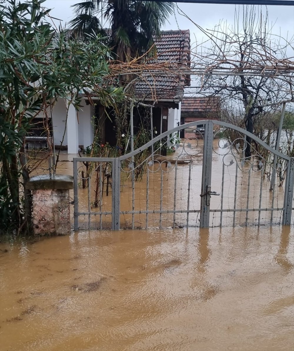 Yalova'da derenin taşması nedeniyle bazı sokak ve evleri su bastı