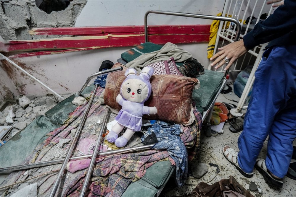 İsrail ordusu, Han Yunus'taki Nasır Hastanesine top ateşiyle saldırı düzenledi