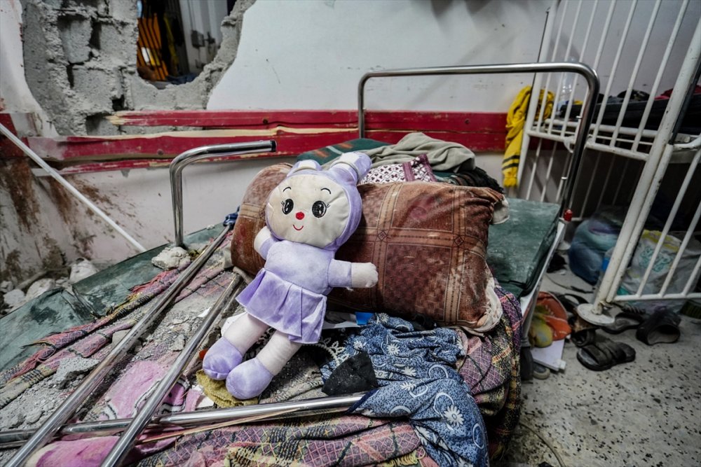 İsrail ordusu, Han Yunus'taki Nasır Hastanesine top ateşiyle saldırı düzenledi