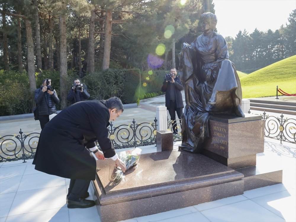 Cumhurbaşkanı Yardımcısı Yılmaz, Bakü'de şehitlikleri ziyaret etti