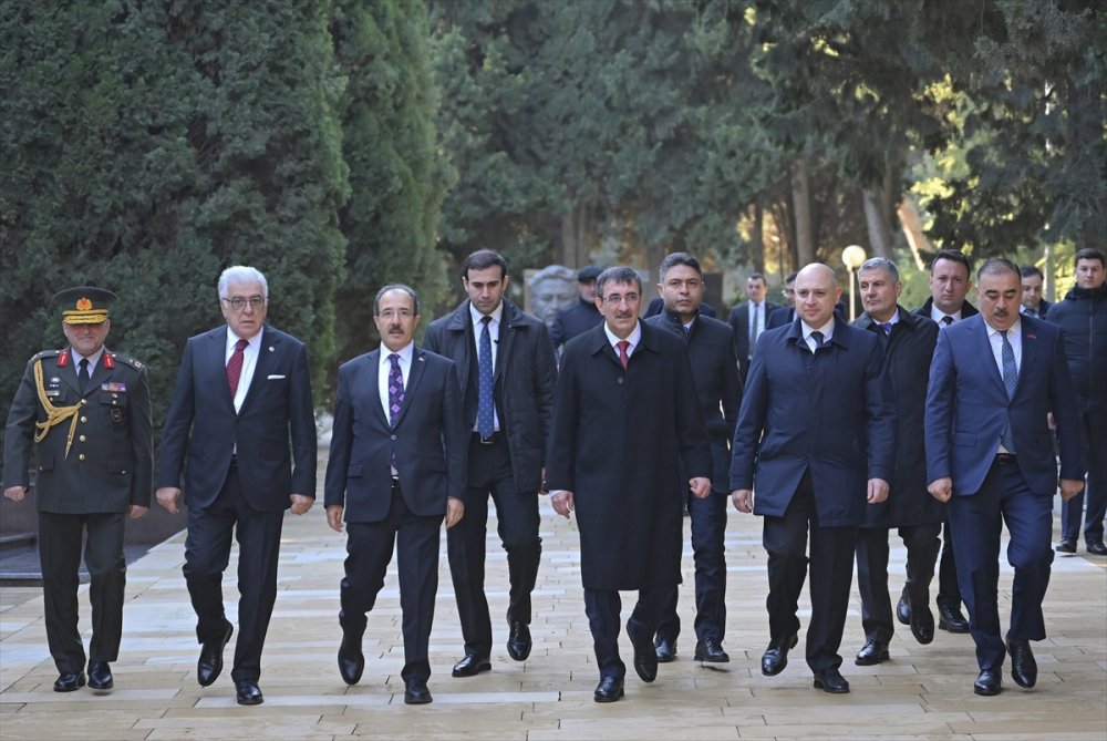 Cumhurbaşkanı Yardımcısı Yılmaz, Bakü'de şehitlikleri ziyaret etti