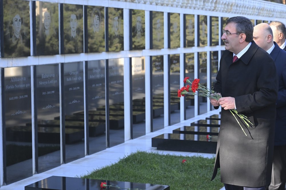 Cumhurbaşkanı Yardımcısı Yılmaz, Bakü'de şehitlikleri ziyaret etti