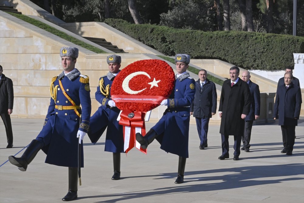 Cumhurbaşkanı Yardımcısı Yılmaz, Bakü'de şehitlikleri ziyaret etti