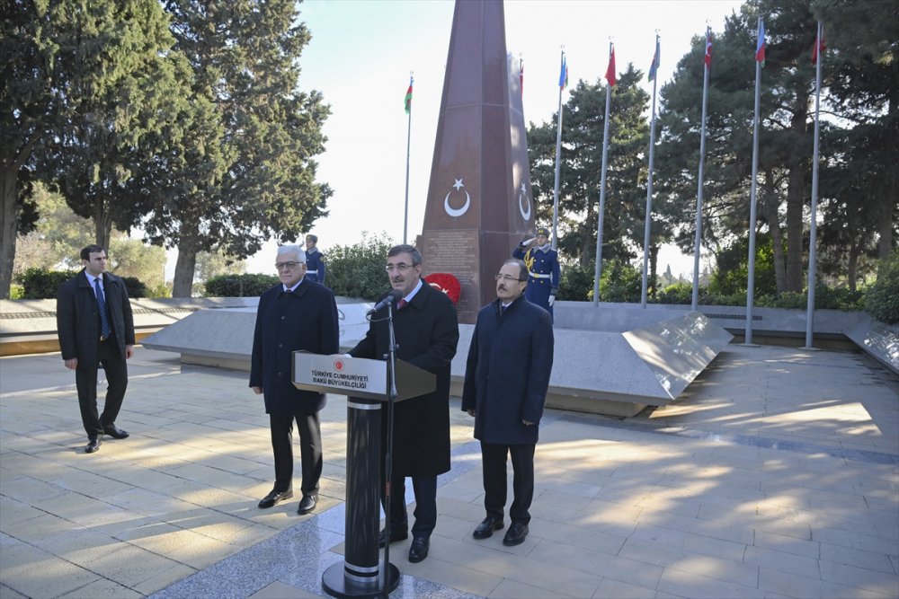 Cumhurbaşkanı Yardımcısı Yılmaz, Bakü'de şehitlikleri ziyaret etti