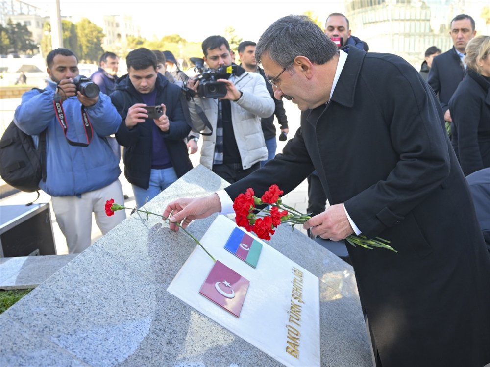 Cumhurbaşkanı Yardımcısı Yılmaz, Bakü'de şehitlikleri ziyaret etti