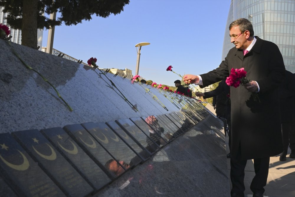 Cumhurbaşkanı Yardımcısı Yılmaz, Bakü'de şehitlikleri ziyaret etti