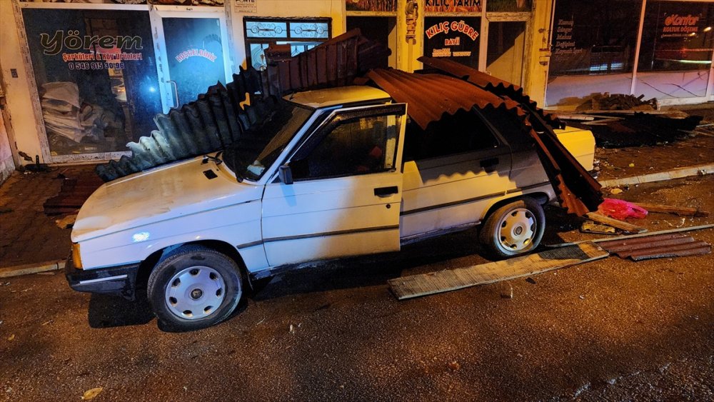 Amasya'da şiddetli rüzgar yaşamı olumsuz etkiledi