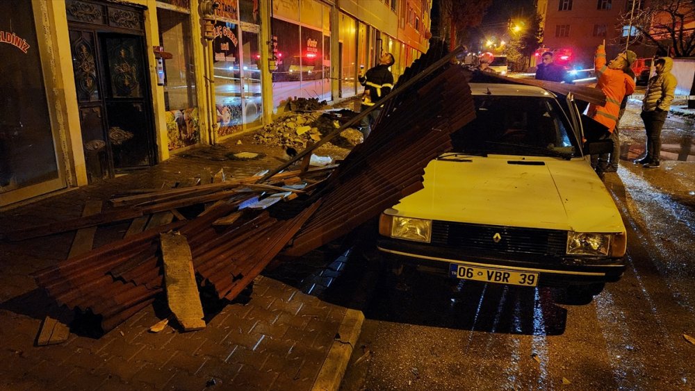 Amasya'da şiddetli rüzgar yaşamı olumsuz etkiledi