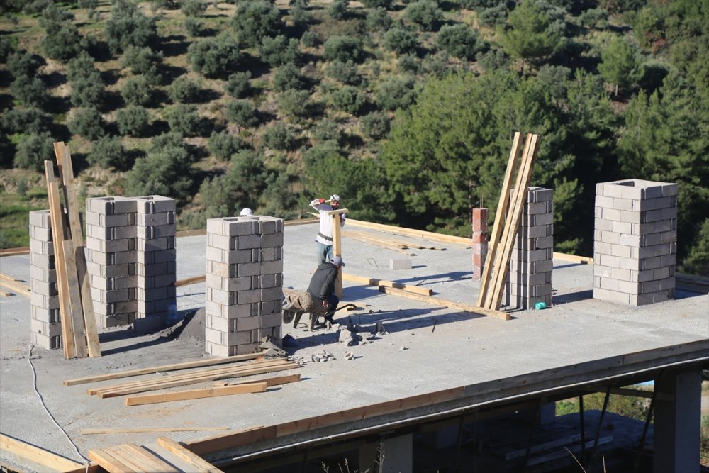 Hatay'ın 13 ilçesinde 2 bin 355 köy tipi afet konutunun inşası sürüyor