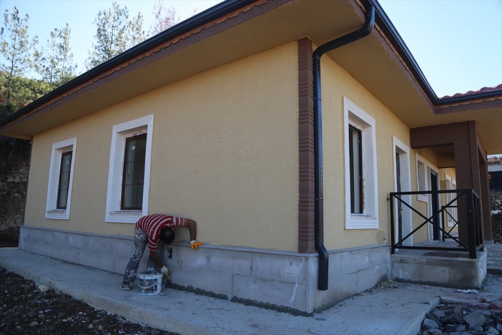 Hatay'ın 13 ilçesinde 2 bin 355 köy tipi afet konutunun inşası sürüyor