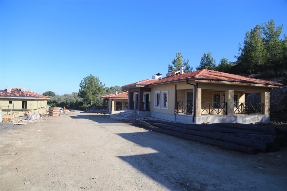 Hatay'ın 13 ilçesinde 2 bin 355 köy tipi afet konutunun inşası sürüyor