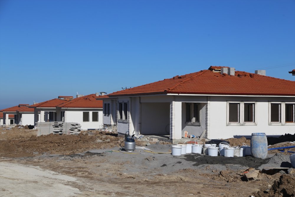 Hatay'ın 13 ilçesinde 2 bin 355 köy tipi afet konutunun inşası sürüyor