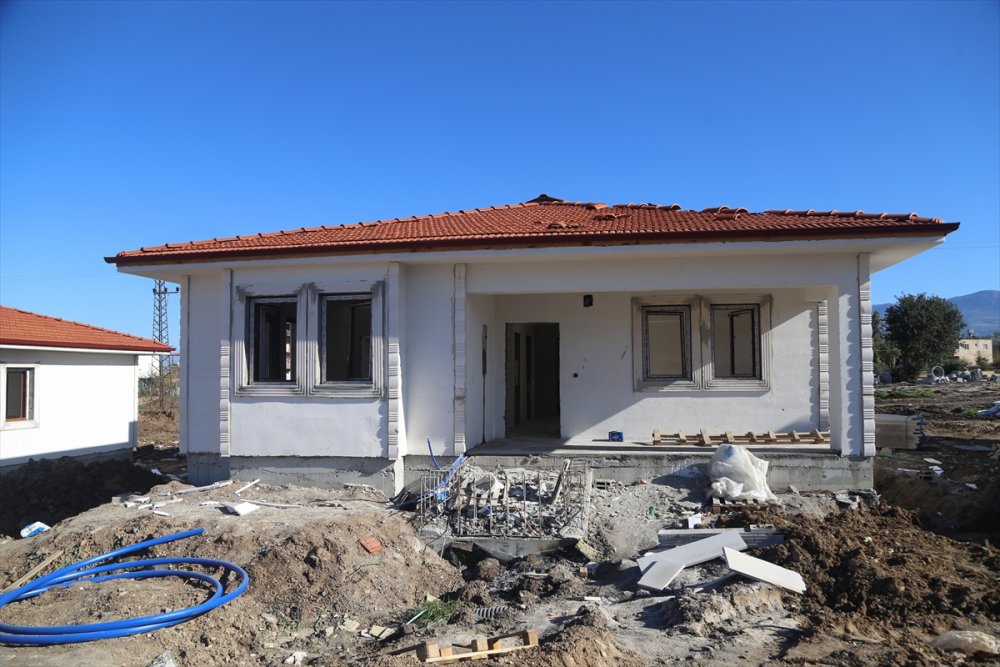 Hatay'ın 13 ilçesinde 2 bin 355 köy tipi afet konutunun inşası sürüyor