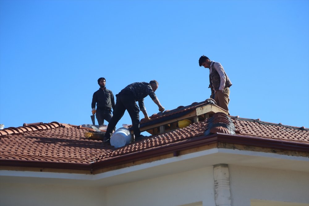 Hatay'ın 13 ilçesinde 2 bin 355 köy tipi afet konutunun inşası sürüyor