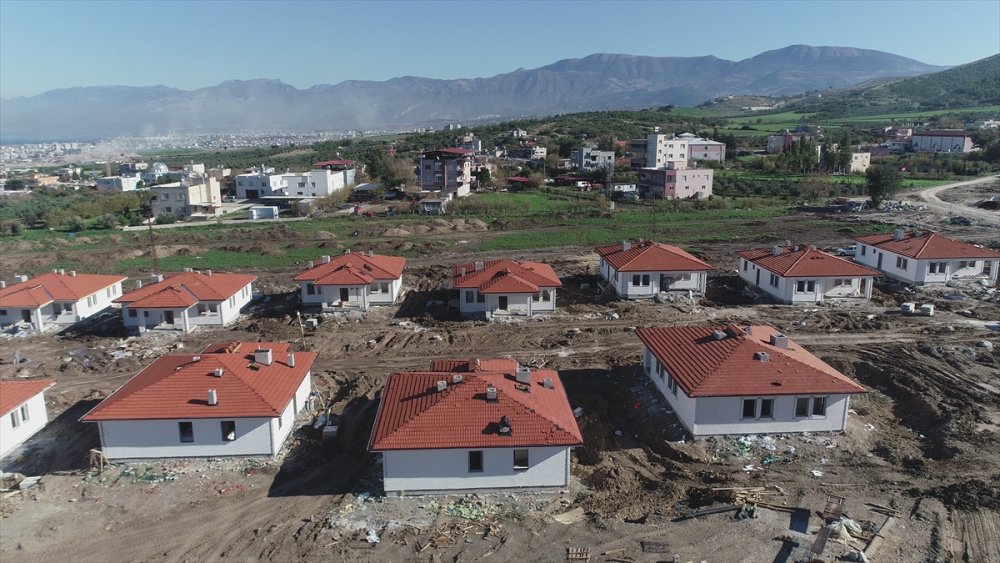 Hatay'ın 13 ilçesinde 2 bin 355 köy tipi afet konutunun inşası sürüyor