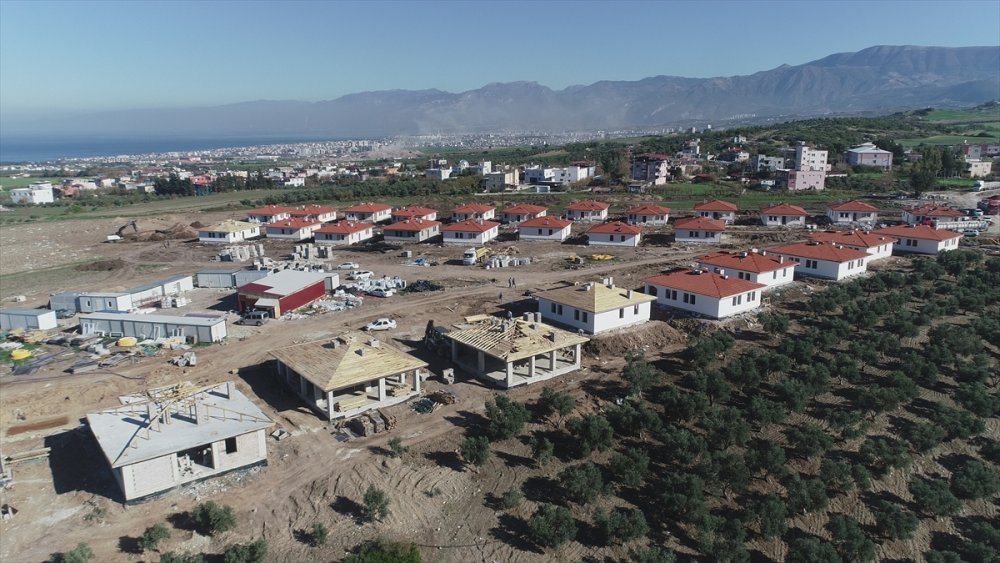 Hatay'ın 13 ilçesinde 2 bin 355 köy tipi afet konutunun inşası sürüyor