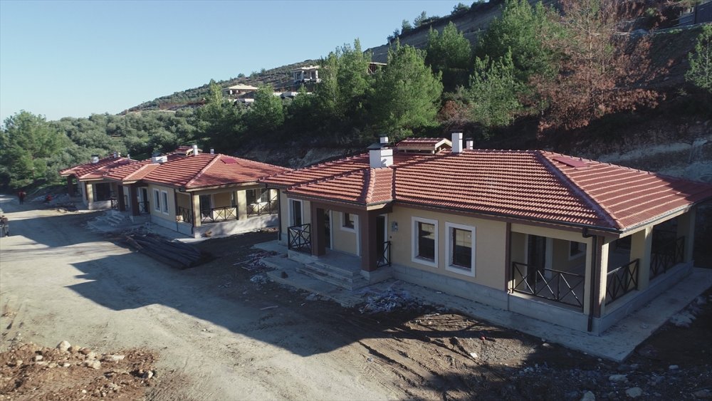 Hatay'ın 13 ilçesinde 2 bin 355 köy tipi afet konutunun inşası sürüyor