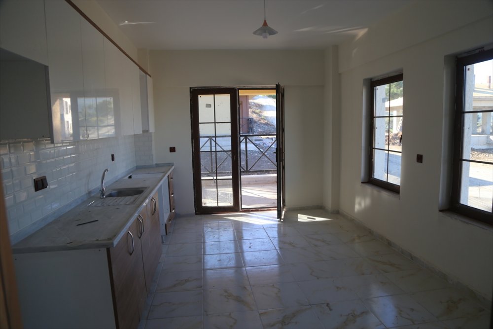 Hatay'ın 13 ilçesinde 2 bin 355 köy tipi afet konutunun inşası sürüyor