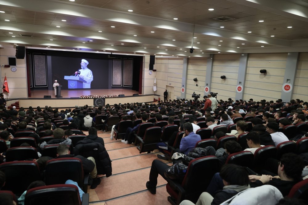 Diyanet İşleri Başkanı Erbaş, "Değerler Eğitimi" programına katılan gençlerle bir araya geldi: