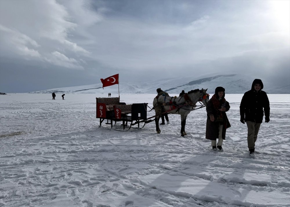 Donan Çıldır Gölü'nde hafta sonu Atlı kazak yoğunluğu