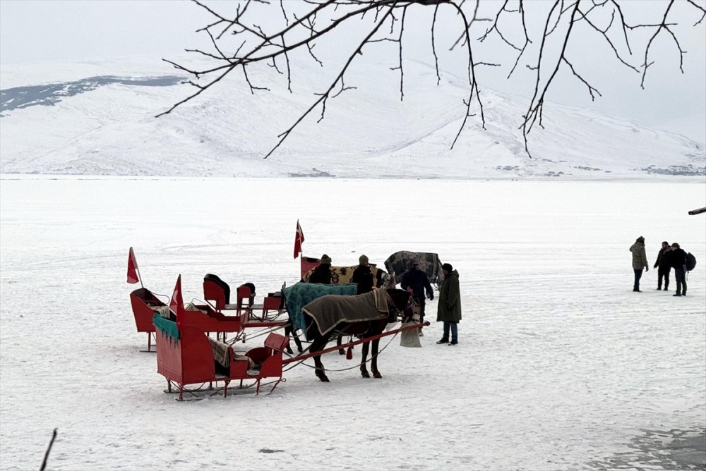 Donan Çıldır Gölü'nde hafta sonu Atlı kazak yoğunluğu