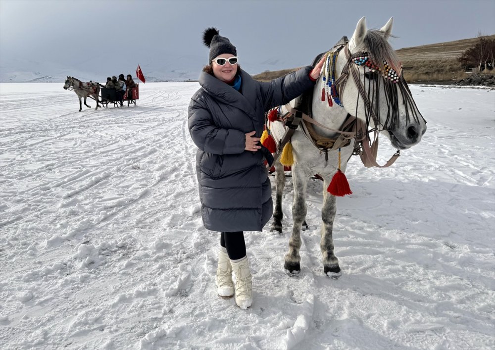 Donan Çıldır Gölü'nde hafta sonu Atlı kazak yoğunluğu