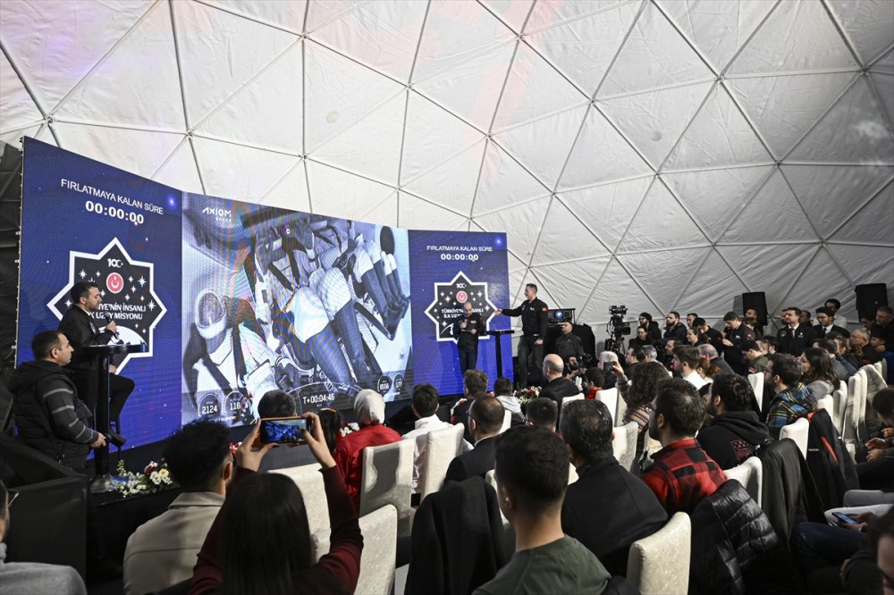 Alper Gezeravcı'nın tarihi uzay yolculuğu Ankara'dan takip edildi