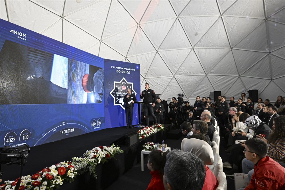 Alper Gezeravcı'nın tarihi uzay yolculuğu Ankara'dan takip edildi