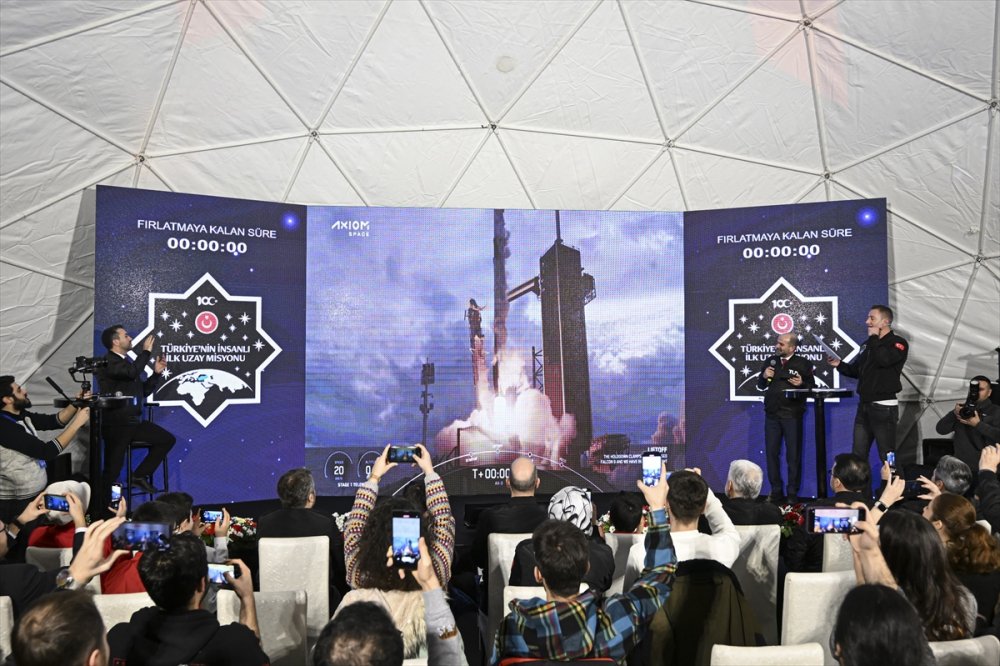Alper Gezeravcı'nın tarihi uzay yolculuğu Ankara'dan takip edildi