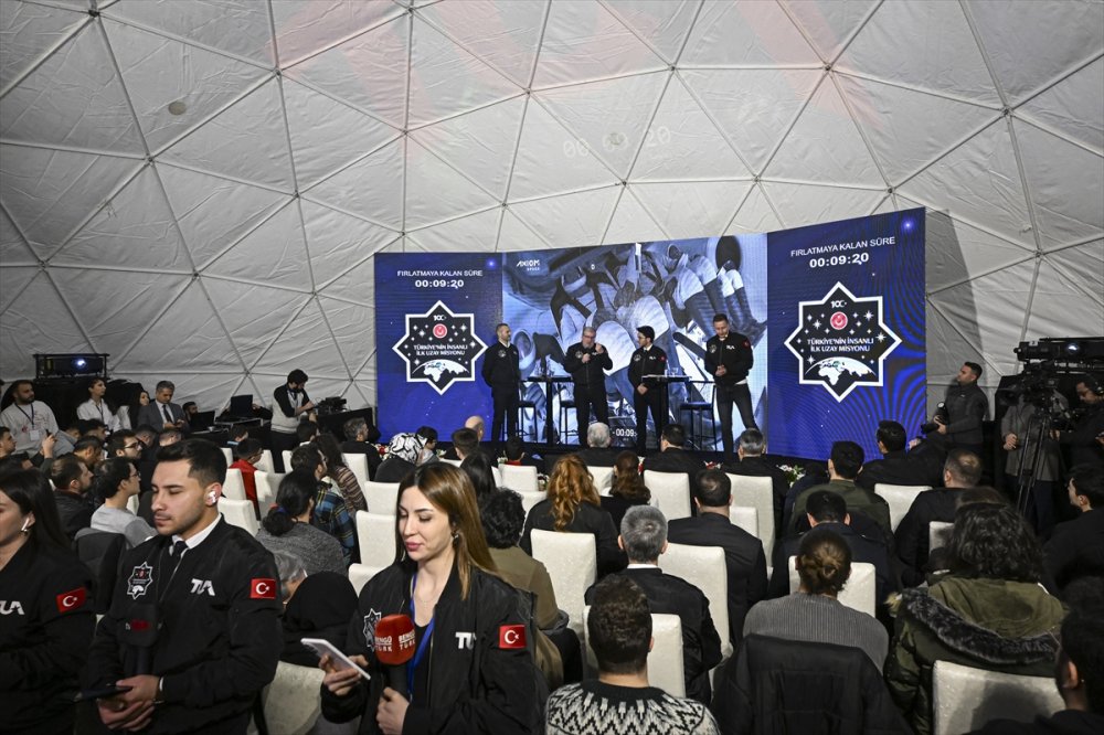 Alper Gezeravcı'nın tarihi uzay yolculuğu Ankara'dan takip edildi