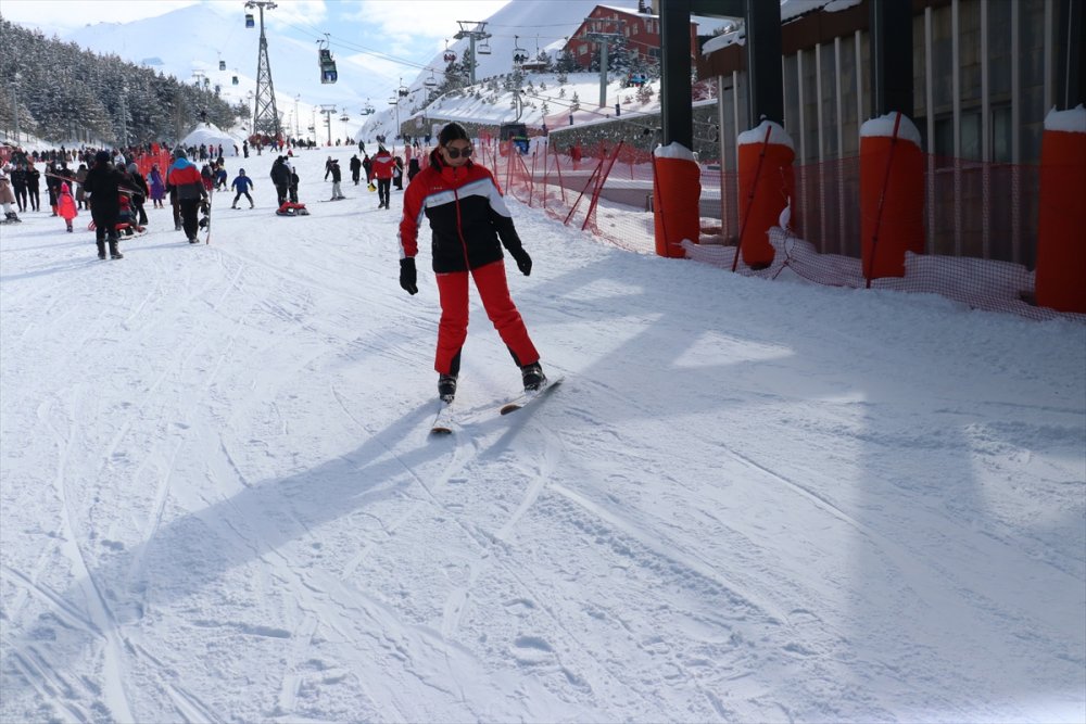Palandöken Kayak Merkezi'nde yarıyıl tatili yoğunluğu yaşanıyor
