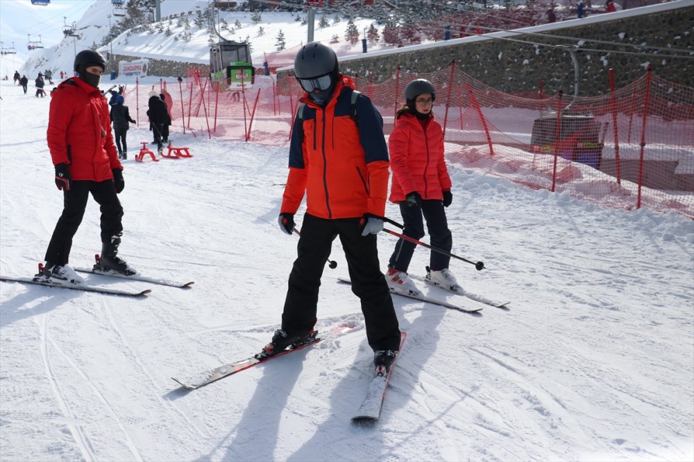 Palandöken Kayak Merkezi'nde yarıyıl tatili yoğunluğu yaşanıyor