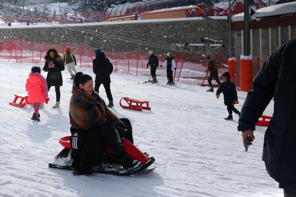 Palandöken Kayak Merkezi'nde yarıyıl tatili yoğunluğu yaşanıyor