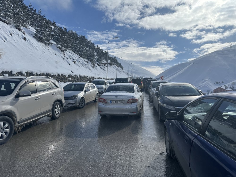 Palandöken Kayak Merkezi'nde yarıyıl tatili yoğunluğu yaşanıyor