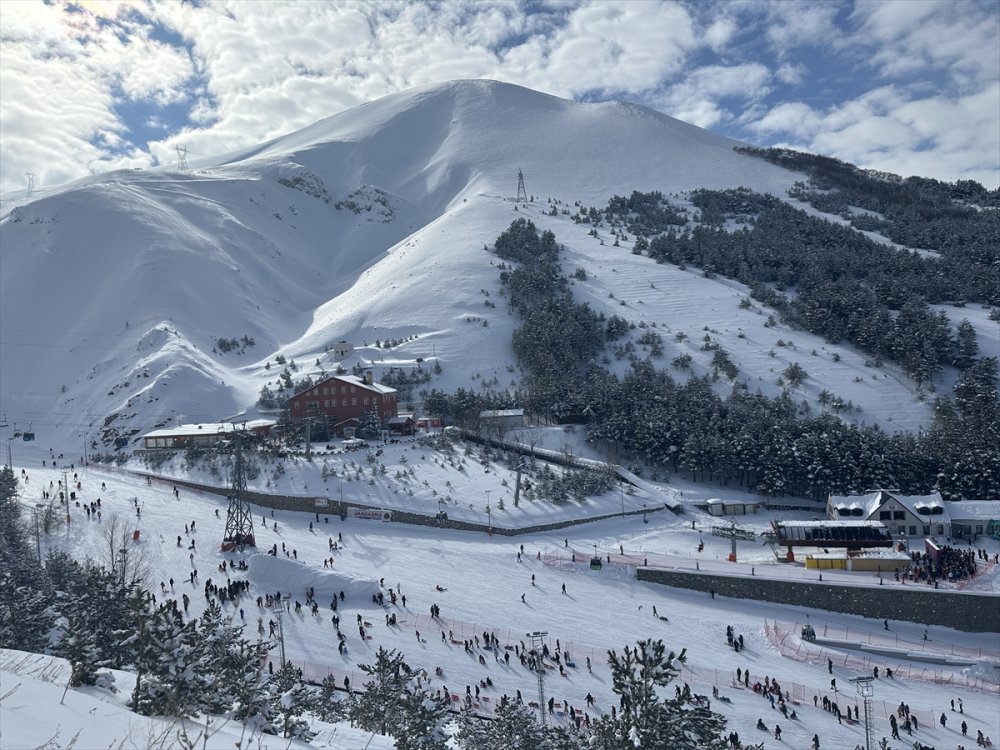 Palandöken Kayak Merkezi'nde yarıyıl tatili yoğunluğu yaşanıyor