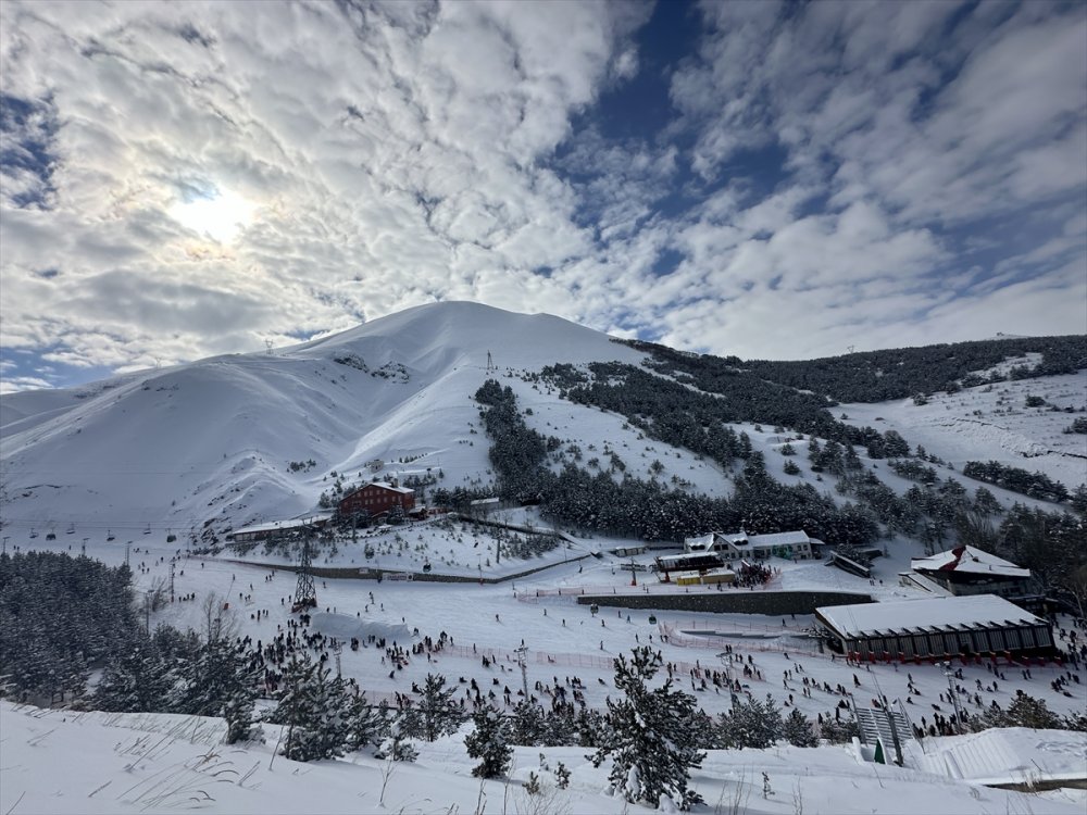 Palandöken Kayak Merkezi'nde yarıyıl tatili yoğunluğu yaşanıyor