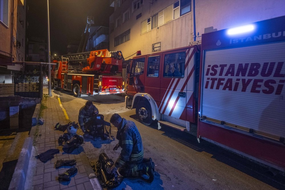 Pendik’te çatıda çıkan yangın söndürüldü