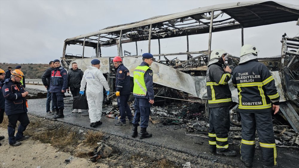 Çorum'da yolcu otobüsü kamyona çarptı, 2 kişi öldü, 6 kişi yaralandı
