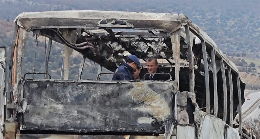 Çorum'da yolcu otobüsü kamyona çarptı, 2 kişi öldü, 6 kişi yaralandı