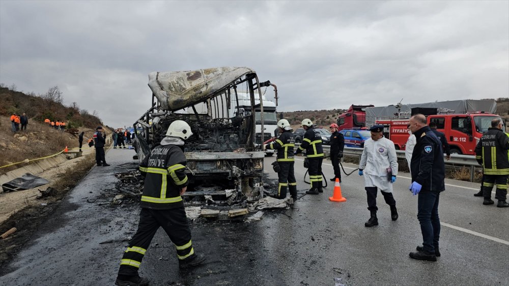 Çorum'da yolcu otobüsü kamyona çarptı, 2 kişi öldü, 6 kişi yaralandı