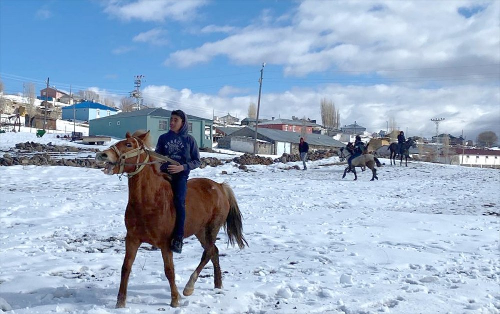 Kars'ta Dostluk maçında gençler kar üstünde cirit oynadı