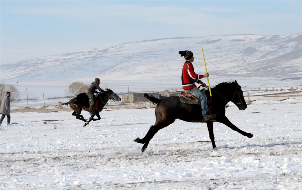 Kars'ta Dostluk maçında gençler kar üstünde cirit oynadı