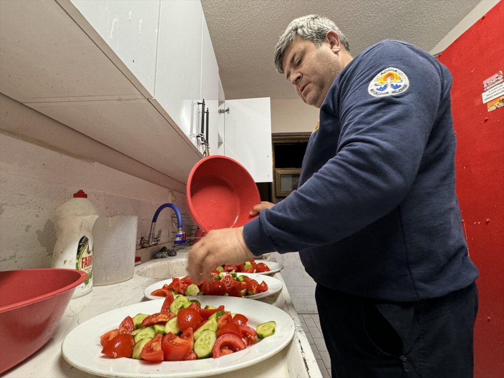 Adana'da itfaiyeciler ilk sahuru mesai başında yaptı