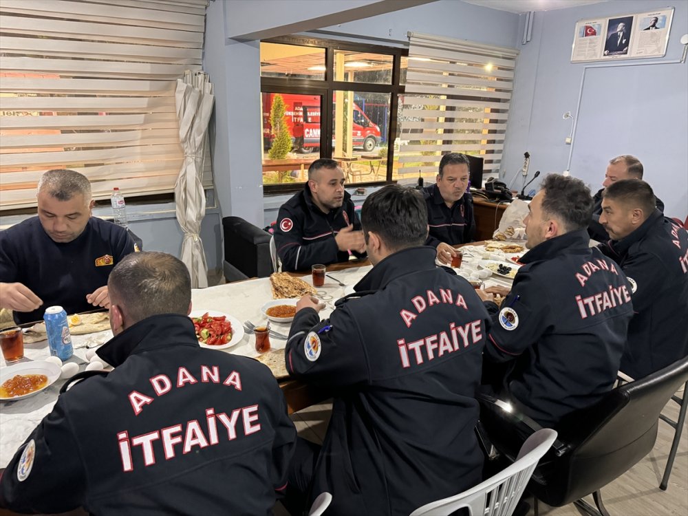 Adana'da itfaiyeciler ilk sahuru mesai başında yaptı