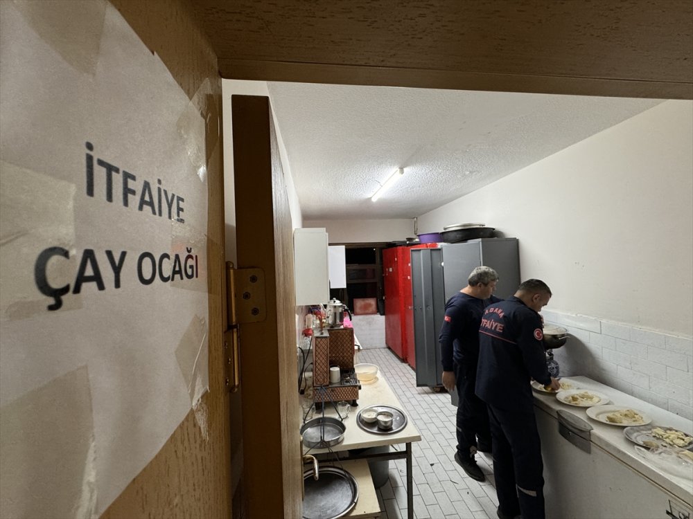 Adana'da itfaiyeciler ilk sahuru mesai başında yaptı